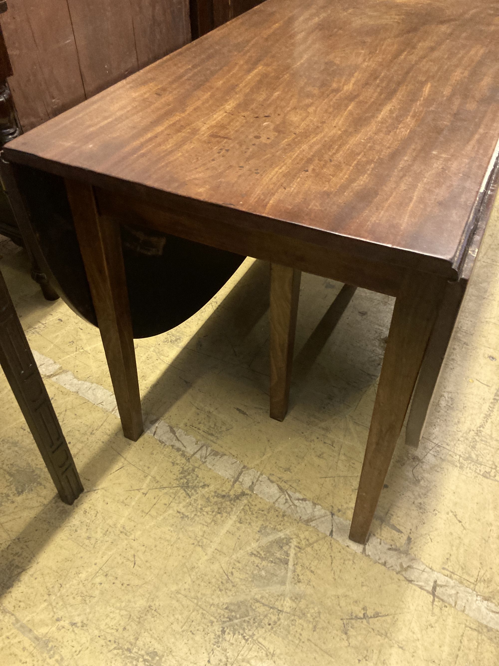 A George III mahogany drop leaf dining table, width 122cm, depth 178cm extended, height 73cm